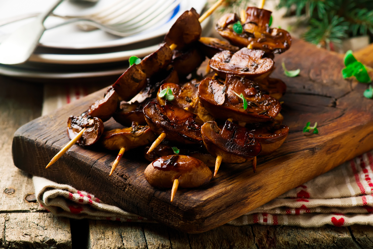 Ricette con funghi: idee semplici e gustose per l'autunno e tutto l'anno 2 vassoio di legno con spiedini di funghi arrosto