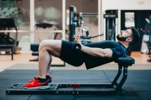 Hip thrust : cos&rsquo;&egrave;, tecnica, benefici e il challenge di 30 giorni per avere dei glutei bombati