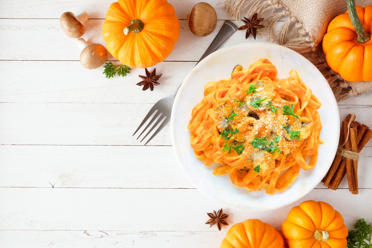 Ricette con la zucca: le migliori idee sane e gustose 8 scodella bianca con pasta lunga alla zucca, zucche sparse intorno
