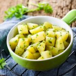 Patate lesse, con olio extravergine d'oliva e prezzemolo 2 patate lesse al prezzemolo