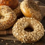Bagel: ricetta, calorie e proprietà dei panini più amati d'America 2 Bagel: ricetta
