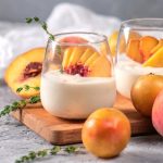 Bicchierini con yogurt e frutta fresca, un dessert leggero e gustoso 1 bicchierini con yogurt e pesca