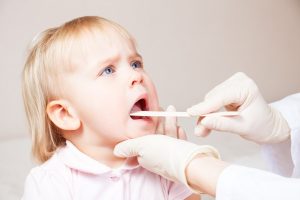 Faringite: che cos&rsquo;&egrave;, sintomi, cause, diagnosi e rimedi del mal di gola