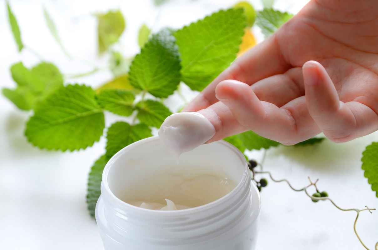 Melissa: cos'è, proprietà, benefici terapeutici, usi 4 melissa: usi cosmetici