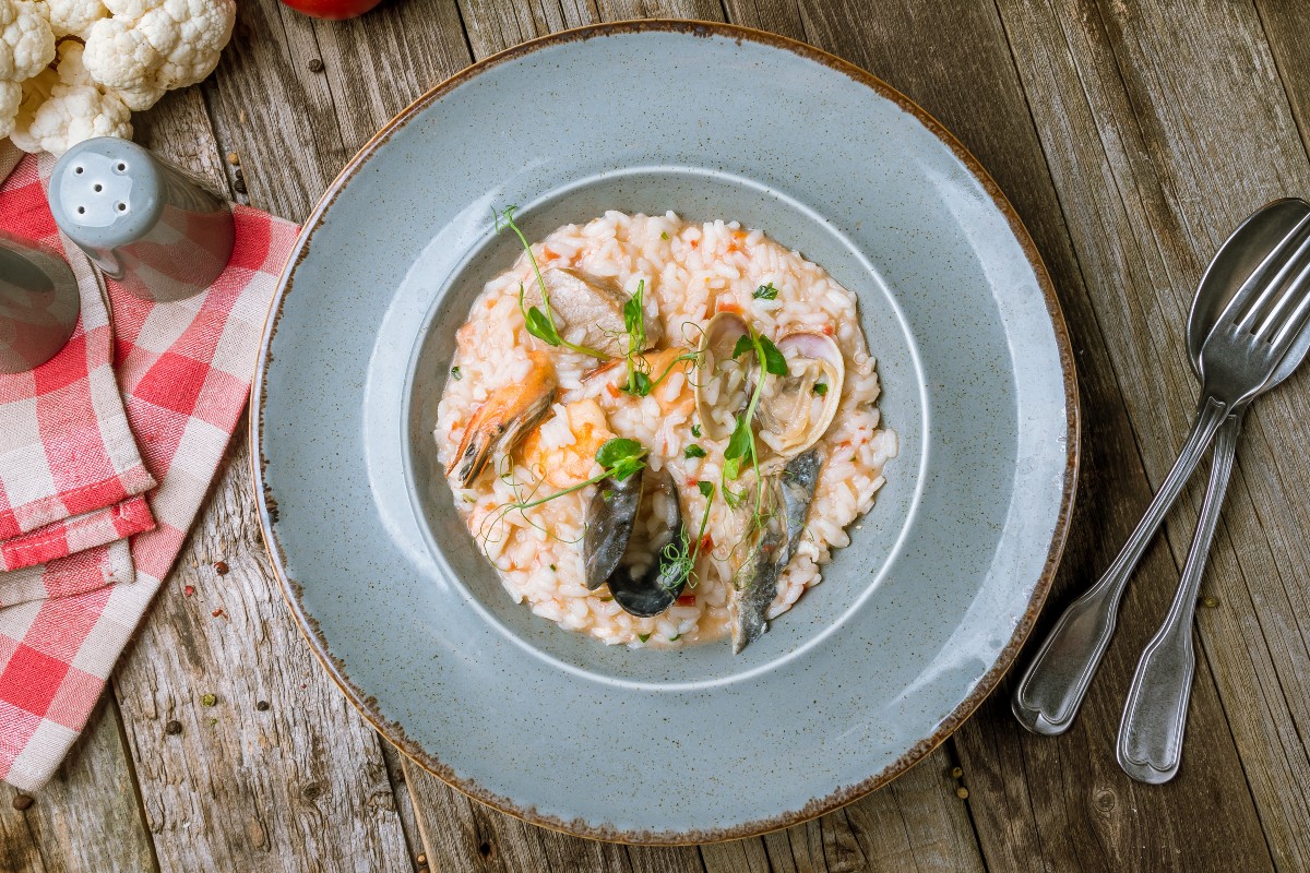 Risotto: ricette semplici e veloci, dai grandi classici alle versioni innovative 3 un piatto con risotto ai frutti di mare, forchetta e cucchiaio