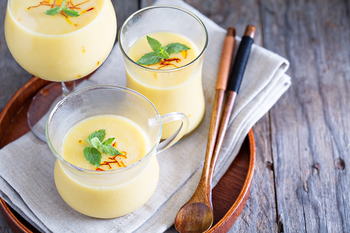 Spezie: ecco le ricette che ti fanno bruciare calorie 6 smoothie di mango zafferano 1