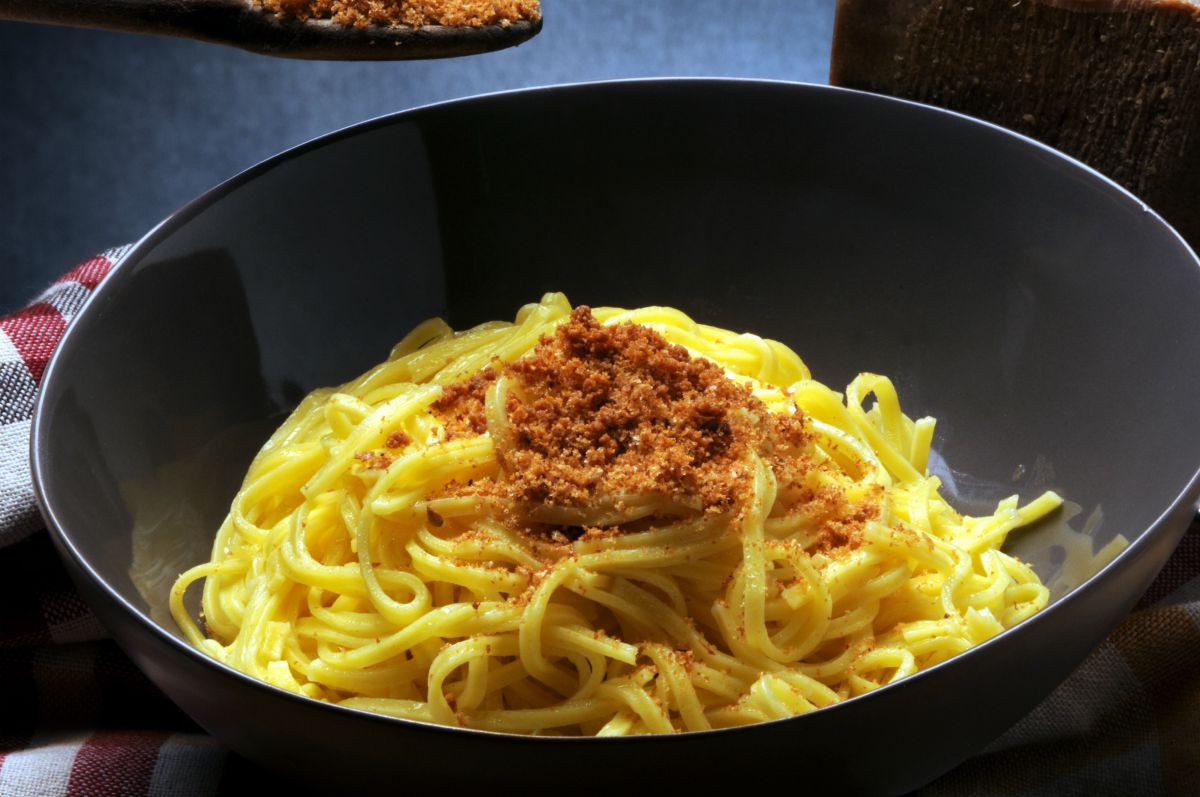 Spaghetti alla bottarga: la ricetta di un primo piatto che sa di mare 3 Spaghetti alla bottarga: preparazione