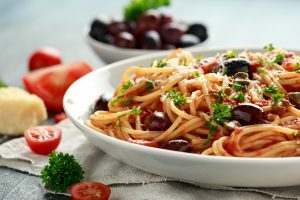 Pasta alla puttanesca: ricetta veloce e saporita