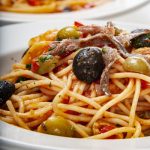 Spaghetti alla puttanesca: un primo piatto dai sapori intensi 1 spaghetti alla puttanesca ricetta