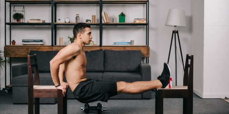 Un anno di fitness Melarossa: tutti pazzi per i circuiti da fare a casa. Scopri la top 10 dei programmi di allenamento più cliccati del 2021 1 addominali-sulla-sedia