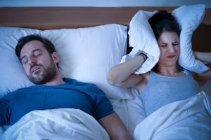 Apnea notturna: cos&rsquo;&egrave;, cause, sintomi, conseguenze, cure e trattamenti