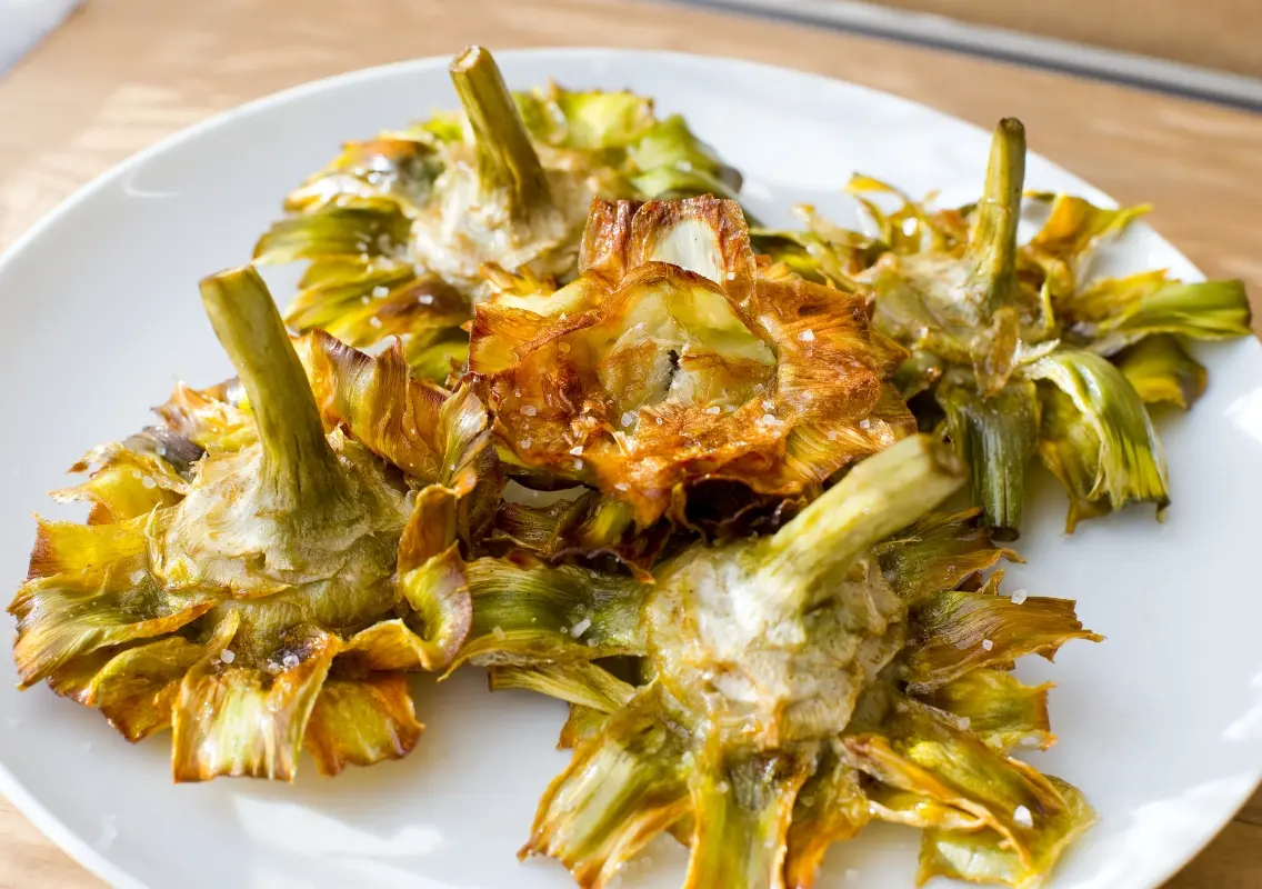 piatto bianco con 4 carciofi alla giudia