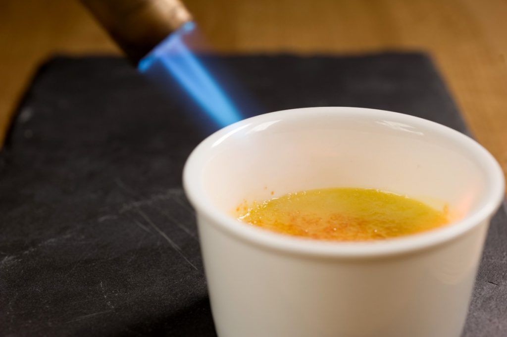 Crema catalana: la ricetta originale per farla in casa 2 crema catalana con flambatore
