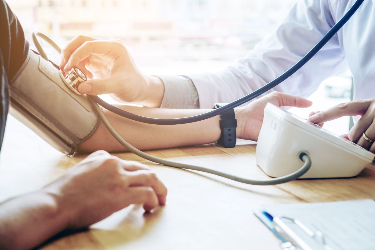 Pressione bassa: sintomi, rimedi, cause e cosa fare 2 un medico che misura la pressione a un paziente