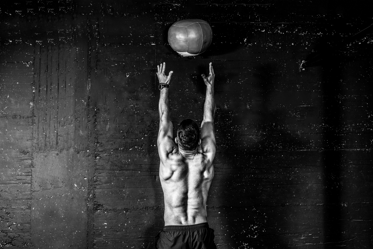 Pliometria: cos'è, come funziona, benefici, controindicazioni e la top ten degli esercizi più efficaci 4 pliometria: wall ball