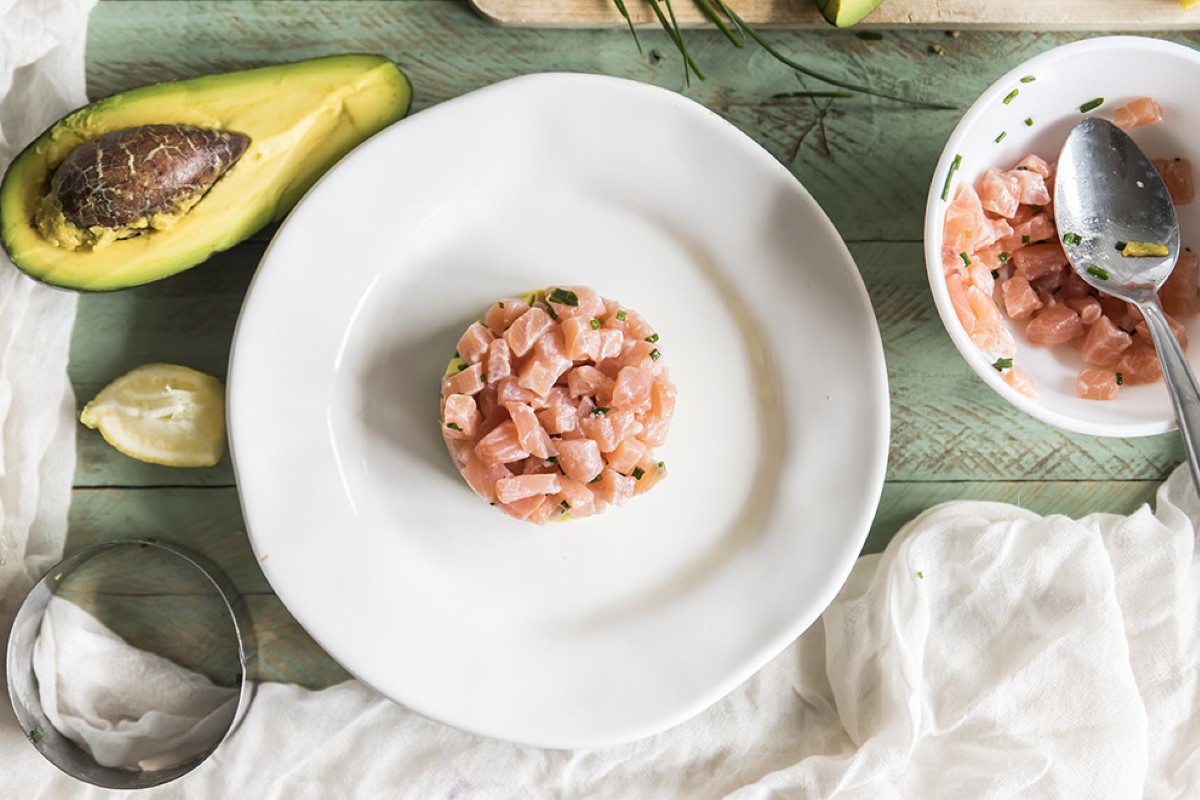 Ricette di pesce: antipasti, primi e secondi, tante idee veloci e gustose 48 piatto con tartare di salmone e avocado