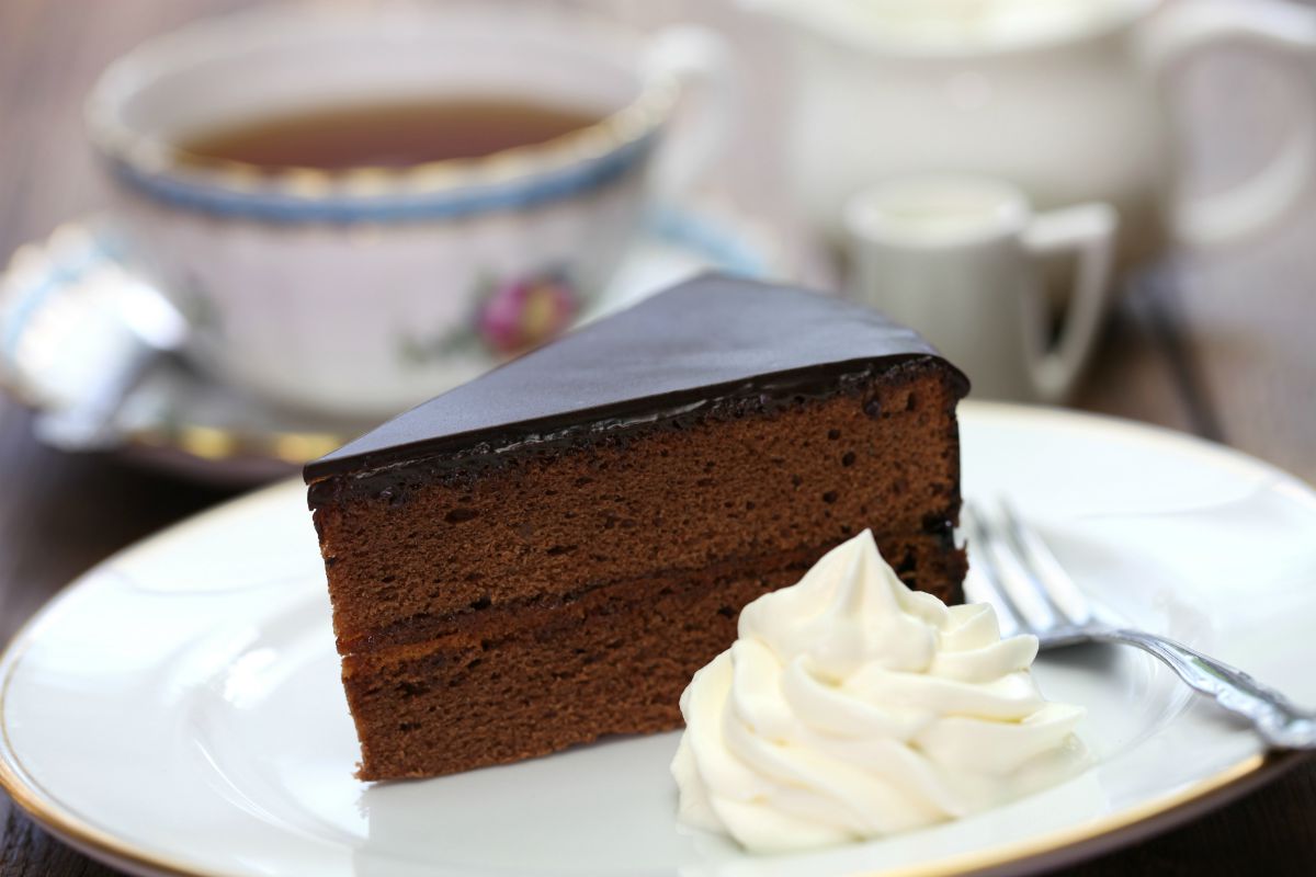 Torta Sacher: la ricetta originale del dolce viennese 7 torta sacher con panna