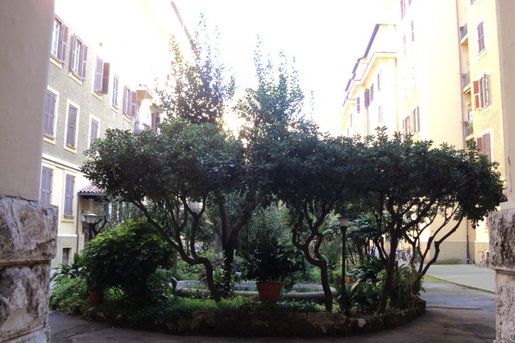 Alla scoperta di Roma: trekking urbano nella Capitale 6 Della Vittoria giardino interno di condominio del 1923