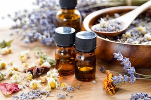 Aromaterapia: cos&rsquo;&egrave;, a cosa serve, benefici degli oli essenziali e controindicazioni