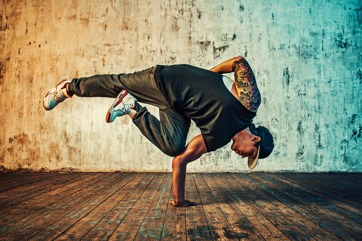 Hip hop: cos’è, quali sono gli stili, come ci si allena, benefici e controindicazioni 1 L'hip hop è una disciplina sportiva che può essere praticata da tutti senza limiti di età e sesso