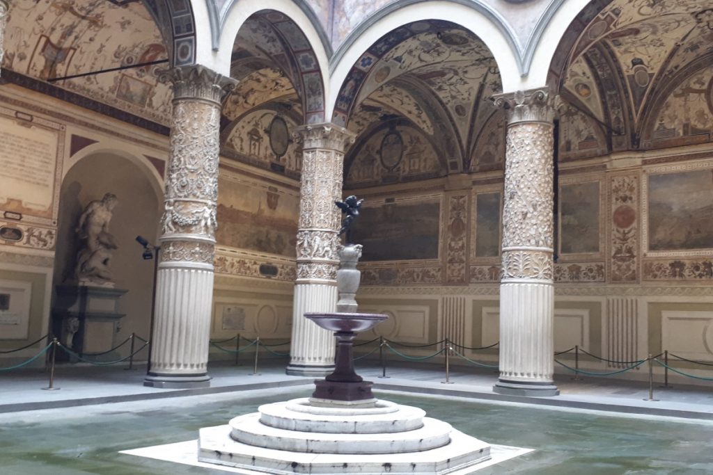 Alla scoperta di Firenze: Palazzo Vecchio e le bellezze del Rinascimento 3 palazzo vecchio cortile di ingresso