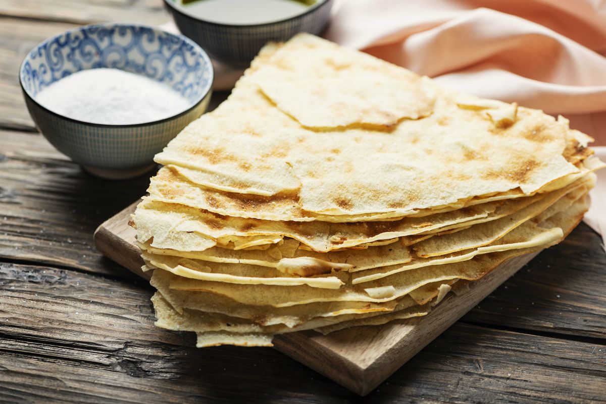 Pane fatto in casa: ricette genuine e semplici da provare 9 un tagliere con delle fette sottili di pane carasau