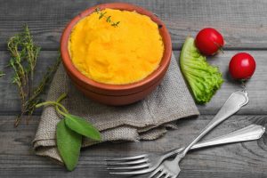 Polenta con carote e verza per fare il pieno di carboidrati