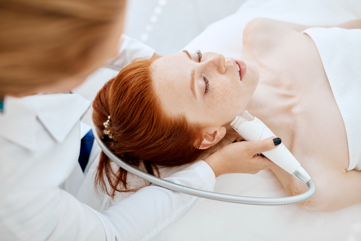 Radiofrequenza viso: cos’è, a cosa serve e quali sono i benefici 4 La radiofrequenza viso è utile per ridurre i segni del tempo e migliorare il tono dell'epidermide