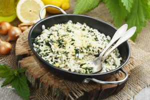Risotto alle ortiche: la ricetta originale da leccarsi i baffi