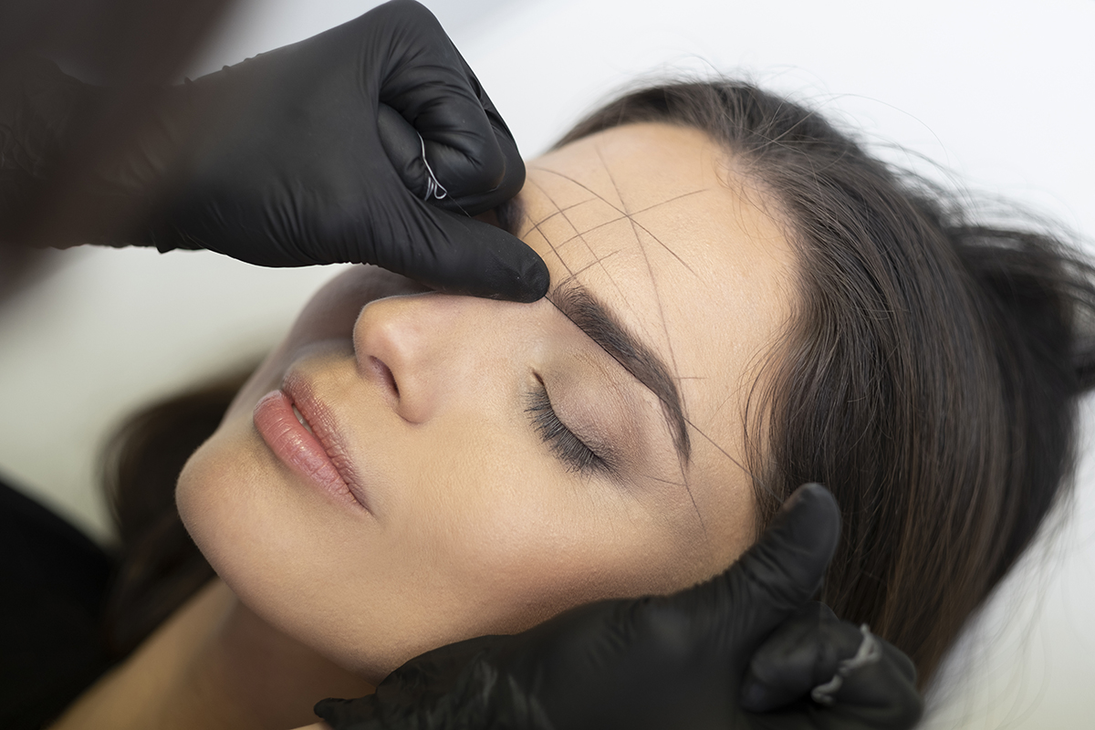 Sopracciglia perfette: come sistemarle, cosa fare e non fare, tecniche di riempimento e di depilazione 11 Sopracciglia con filo arabo