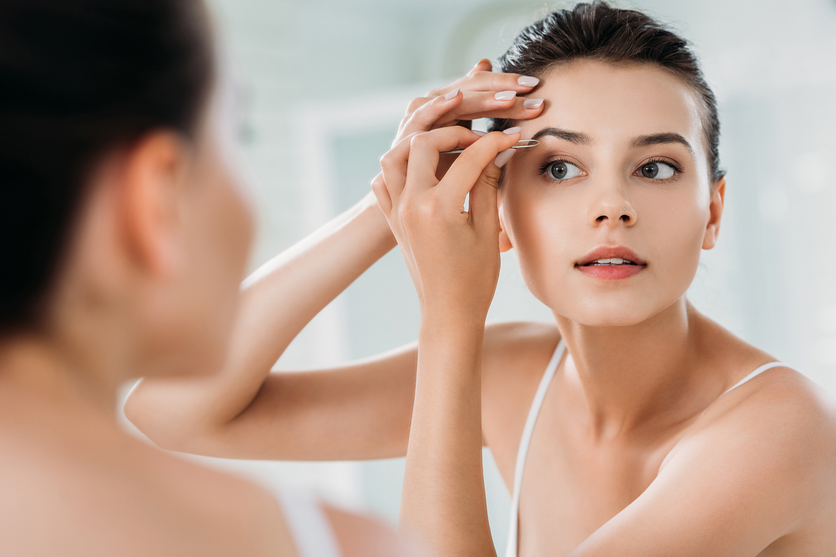 Sopracciglia perfette: come sistemarle, cosa fare e non fare, tecniche di riempimento e di depilazione 8 Sopracciglia pinzetta