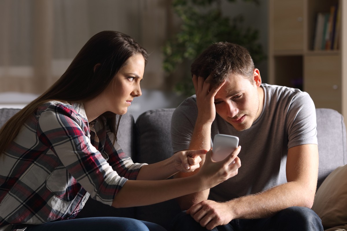 Crescono i tradimenti social: come riconoscere un infedele 1 uomo-infedele