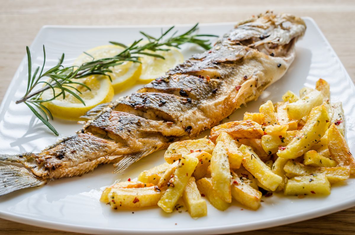 Branzino al forno: la ricetta dei filetti con le patate 2 Branzino al forno con patate