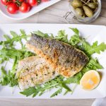 Branzino al forno: la ricetta dei filetti con le patate 1 Branzino al forno: ricetta