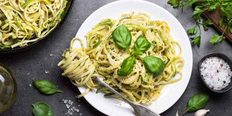 Carbonara, polemiche per la versione Usa al pomodoro e bacon. Le ricette Melarossa per un piatto gustoso e salutare 2 carbonara zucchine