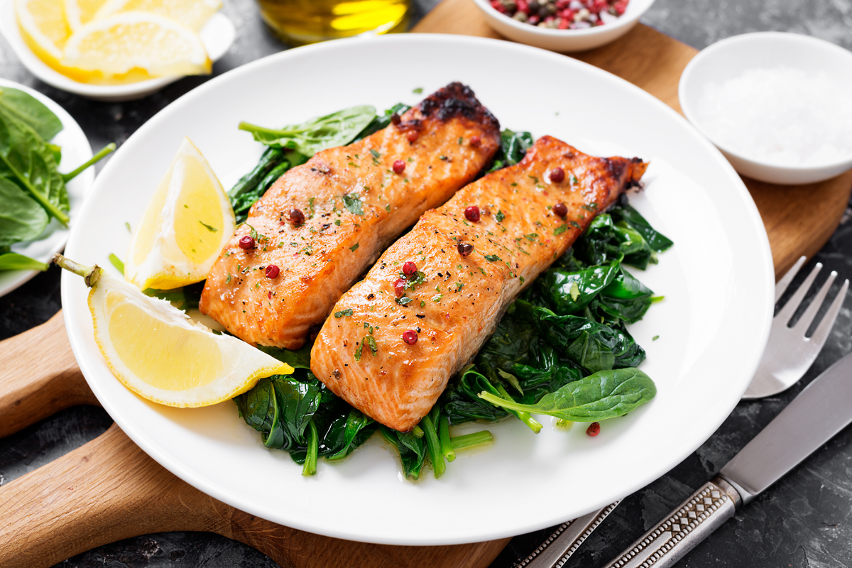 Cottura a vapore: tecnica e attrezzatura, benefici, tempi di cottura e ricette 11 cottura a vapore: ricetta del salmone con spinaci