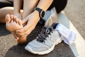 Piede d&rsquo;atleta: cos&rsquo;&egrave;, cause, sintomi, terapie e rimedi naturali, come prevenire