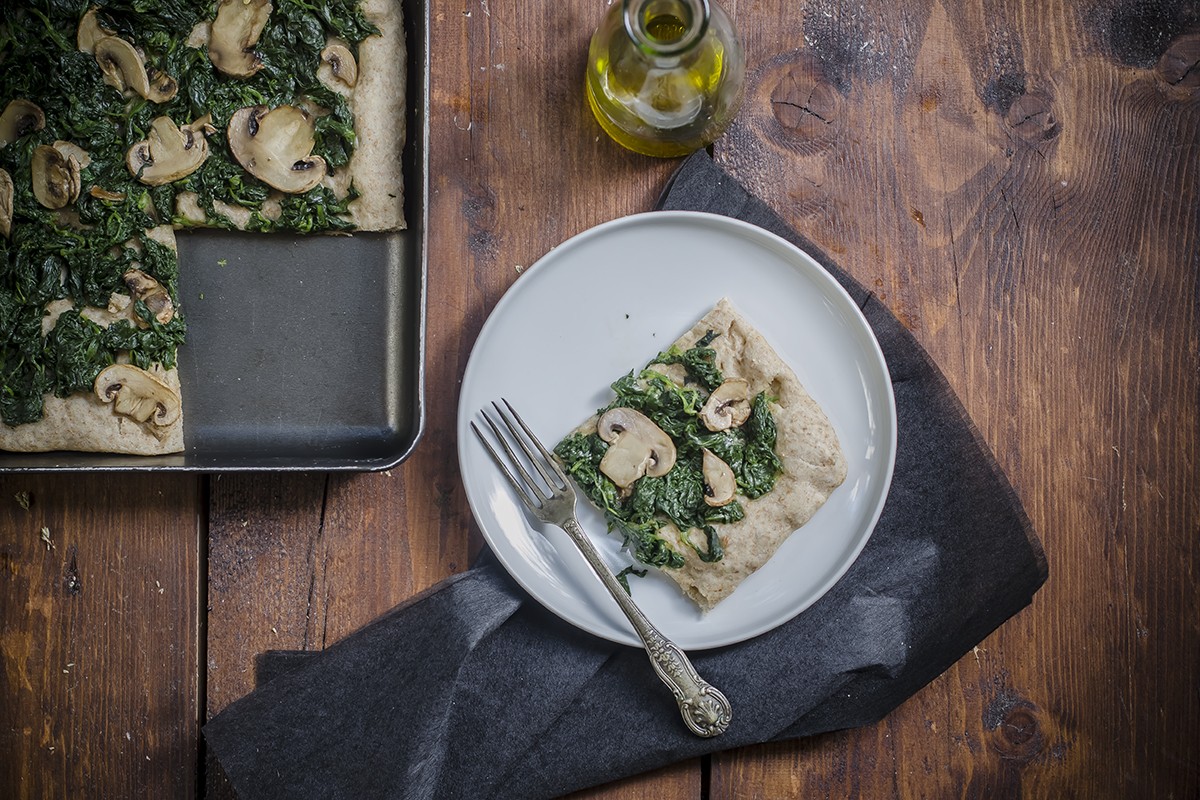 Pizza fatta in casa: consigli e ricette da provare 17 Pizza a casa: pizza integrale con spinaci e funghi