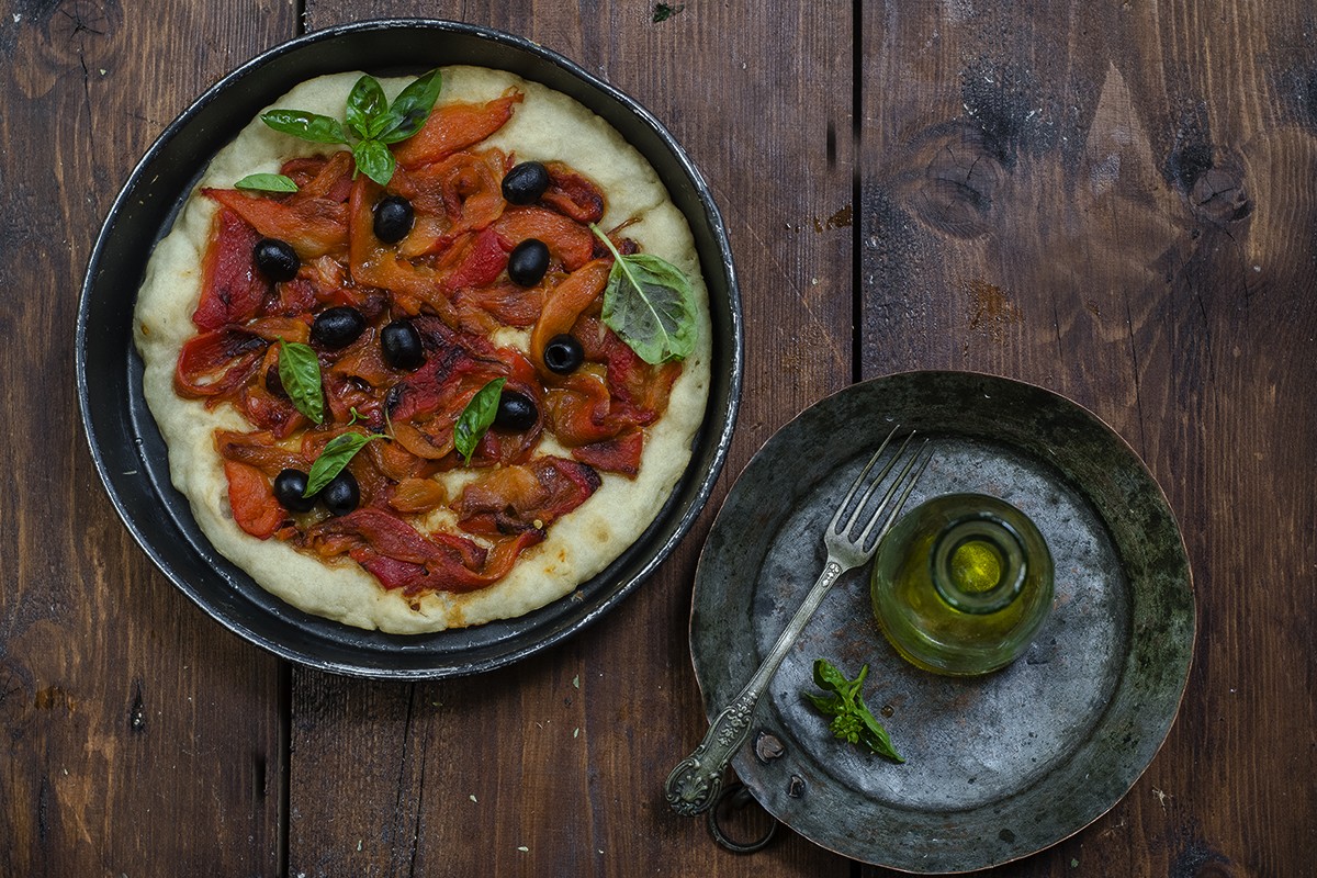 Pizza fatta in casa: consigli e ricette da provare 22 Pizza a casa: pizza con peperoni e olive