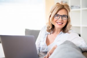 Presbiopia: cos&rsquo;&egrave;, sintomi, cause, et&agrave; di insorgenza, interazione con altri difetti visivi, correzioni e cura