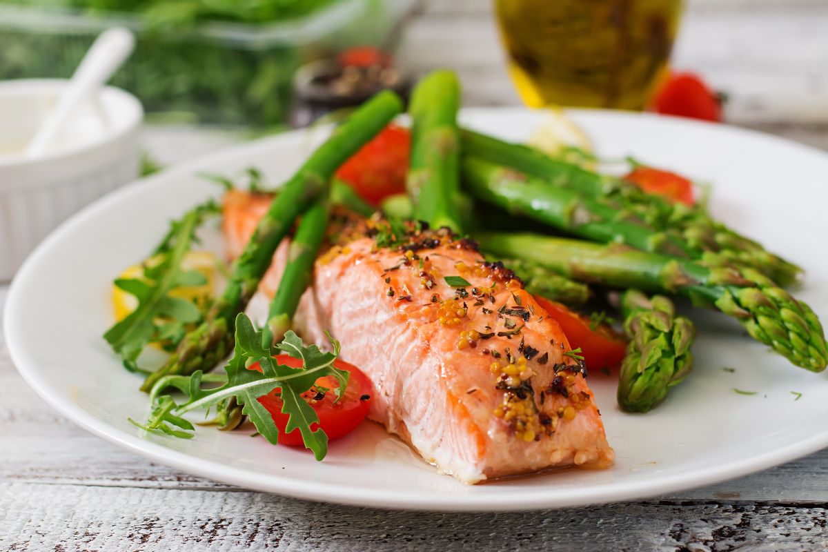 Salmone alla griglia con wok di verdure: la ricetta semplice e gustosa 3 Salmone alla griglia con verdure