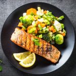 Salmone alla griglia con wok di verdure: la ricetta semplice e gustosa 1 Salmone alla griglia: ricetta