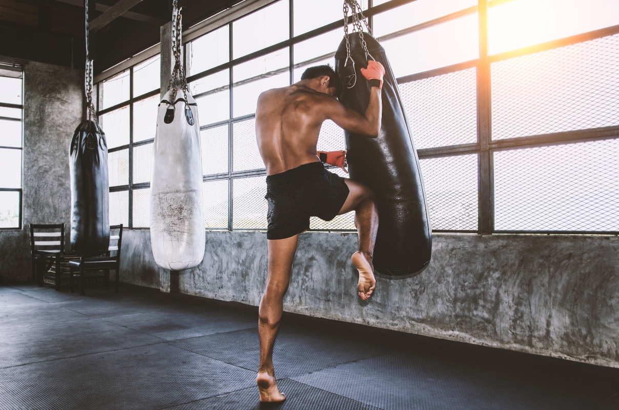 Muay thai: cos'è, storia e filosofia, allenamento, regole, benefici e controindicazioni 9 muay thai: sessione di allenamento