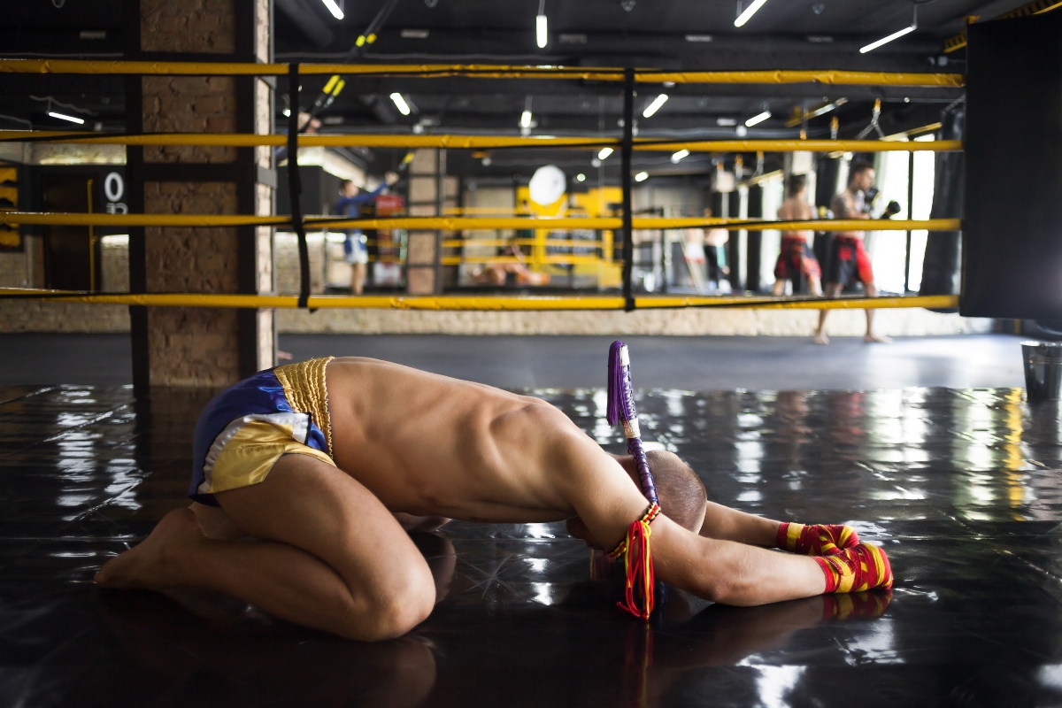 Muay thai: cos'è, storia e filosofia, allenamento, regole, benefici e controindicazioni 4 Muay thai: preghiera e combattimento