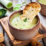 Vichyssoise, la ricetta della crema fredda di porri e patate 1 Vichyssoise: una crema gustosa