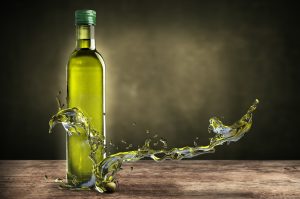 Benefici dell&rsquo;olio extravergine di oliva per la nostra salute: il grasso &ldquo;buono&rdquo; da gustare anche a dieta