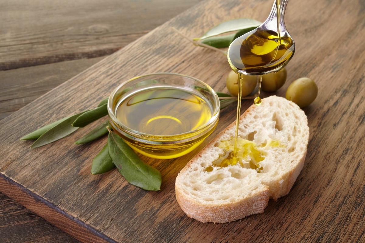 Benefici dell'olio extravergine di oliva per la nostra salute: il grasso “buono” da gustare anche a dieta 2 benefici dell'olio extra vergine di oliva: