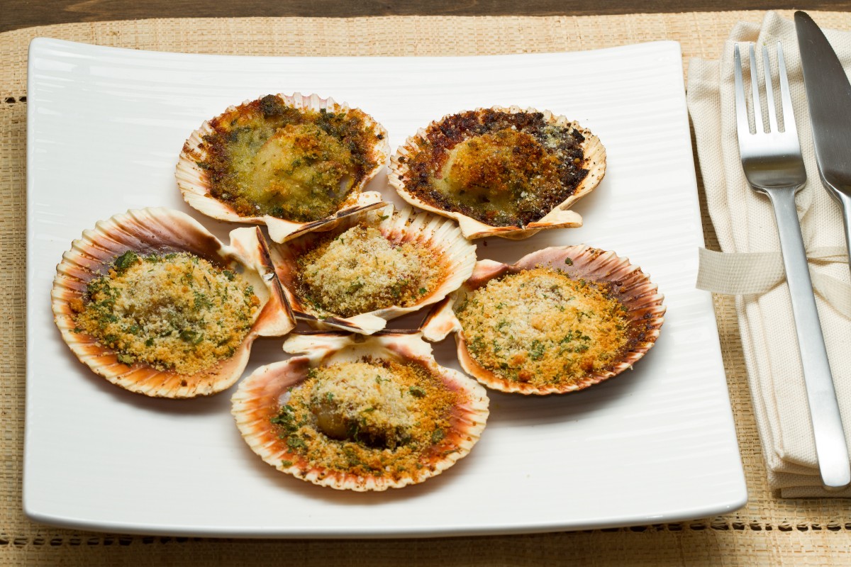 Capesante gratinate al forno, ricetta e video ricetta di un secondo piatto delizioso 2 su tavolo apparecchiato ,piatto bianco 6 capesante
gratinate al forno