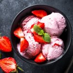 Gelato alla fragola, 4 versioni per un dessert leggero 1 Gelato alla fragola: un dessert facile e veloce
