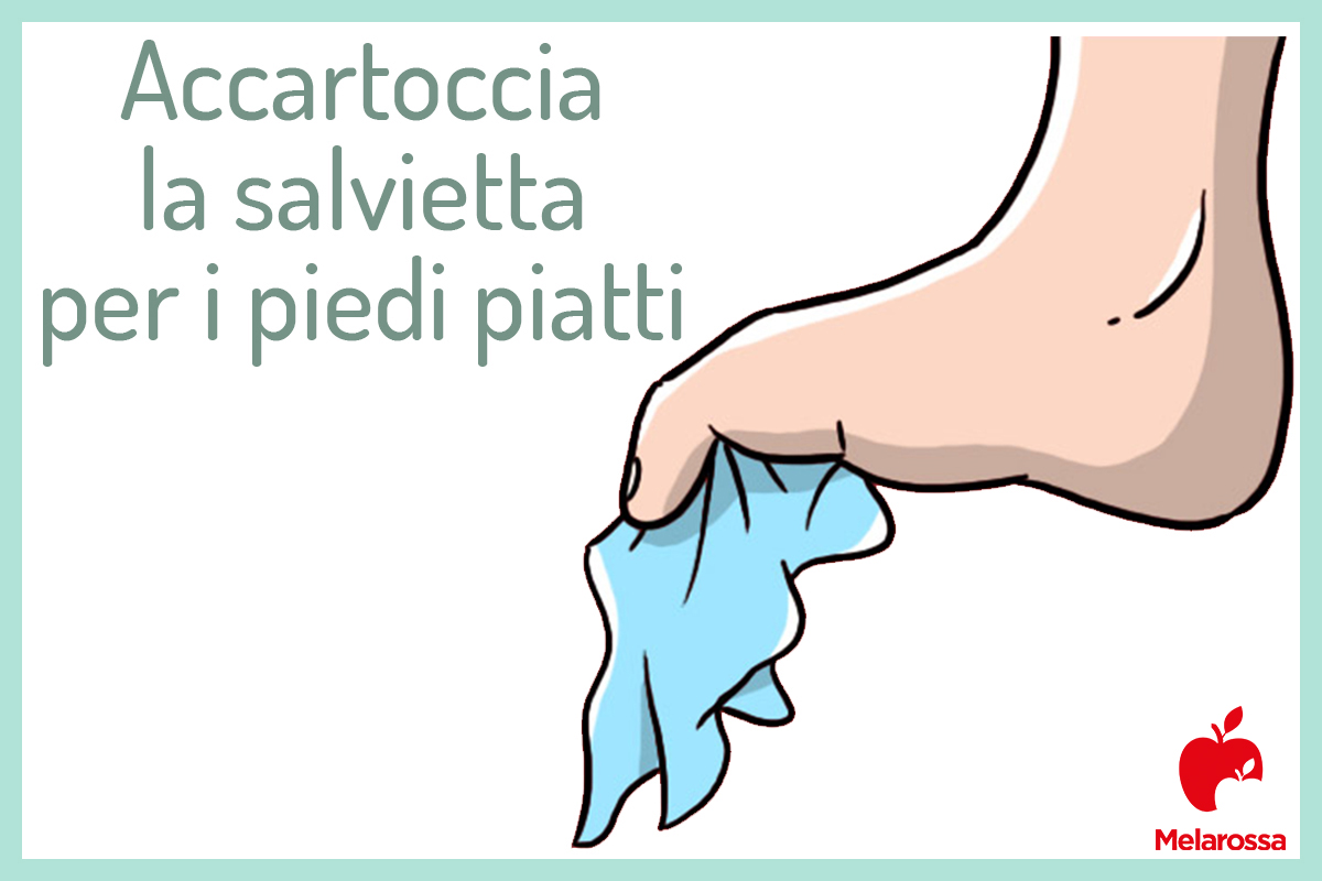 La ginnastica correttiva per piedi e caviglie in forma 10 accartoccia la salvietta per i piedi piatti